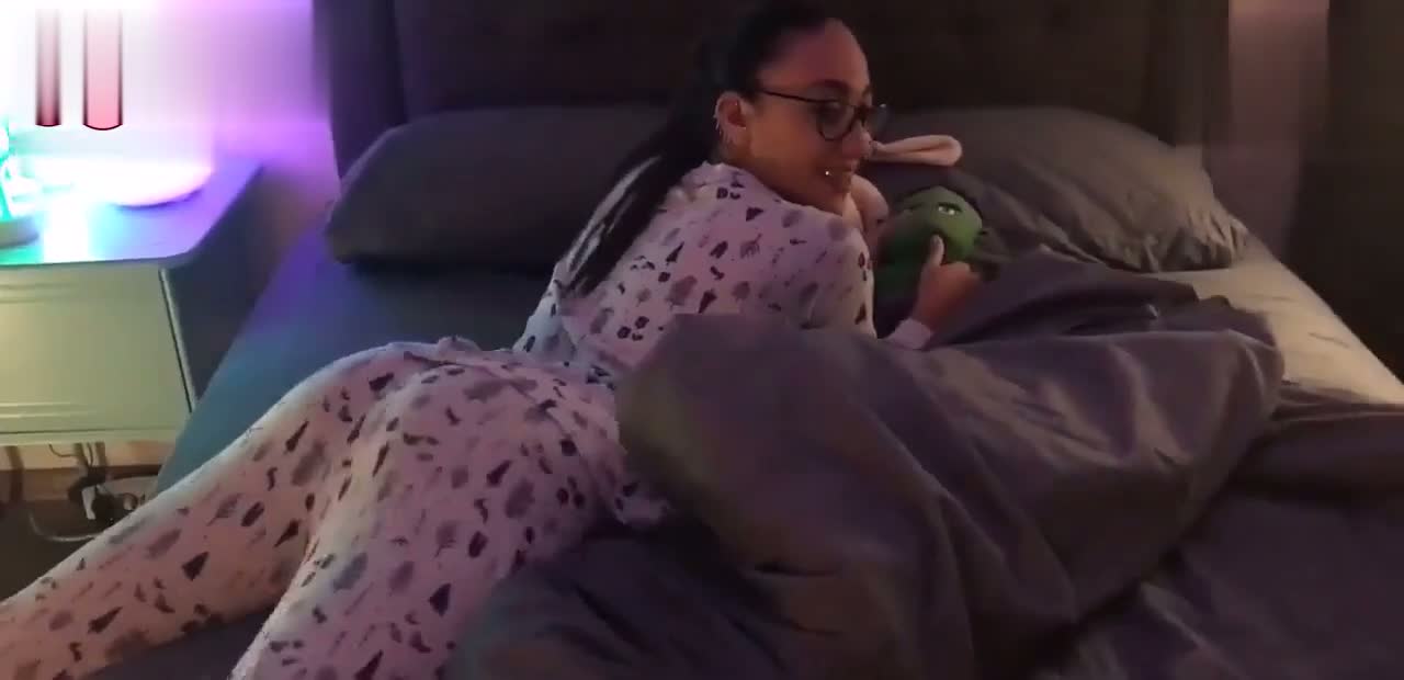 Eve çağırdığı kankasıyla film değil sikiş gecesi düzenliyor