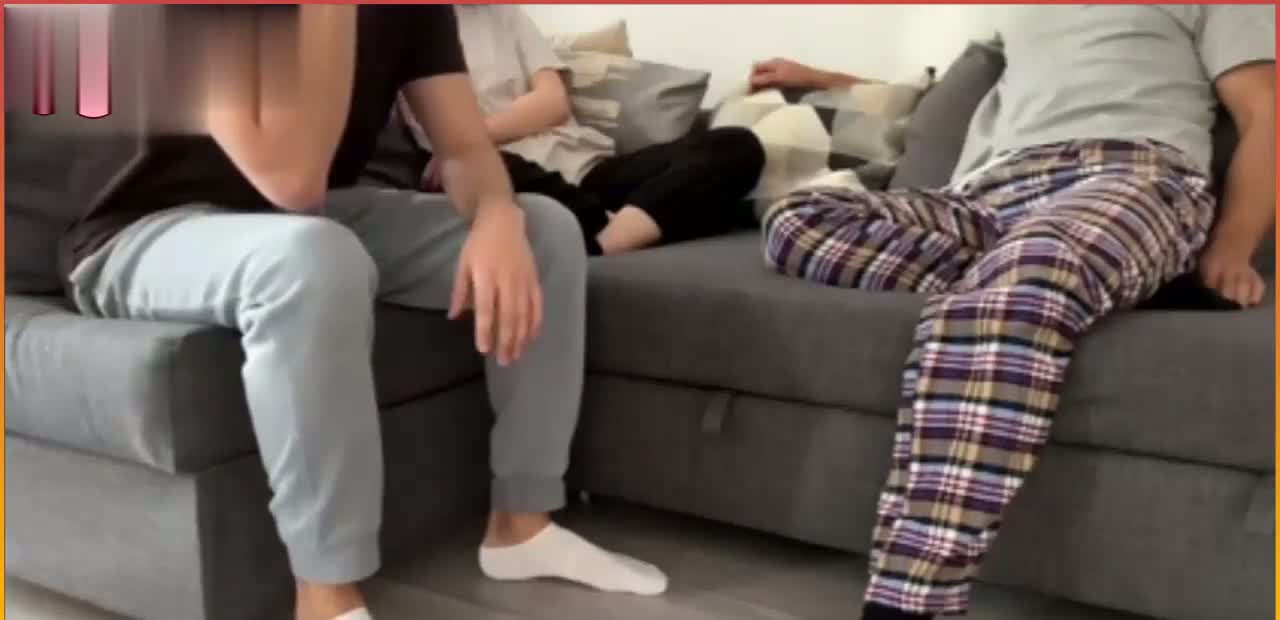 Sevgilisini arkadaşının yanına bırakıyor ama fena sikiyor