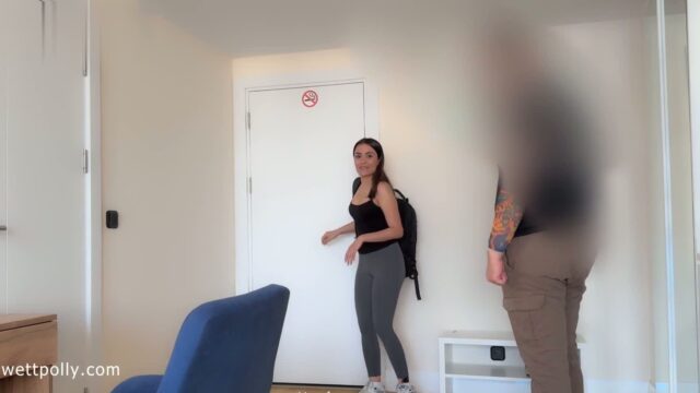 Annesinin gün arkadaşı Zümrüt yatakta leopar gibi