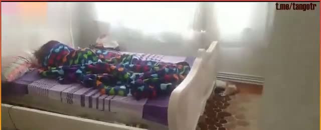 Athelina çıplak uyurken kuzeni sikiyor